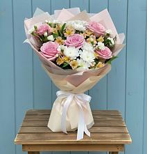 Букет цветов из:  Гвоздики, Орхидеи и Розы в Гостилицы