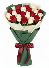 Букет Микс из красных и белых роз в Гостилицы