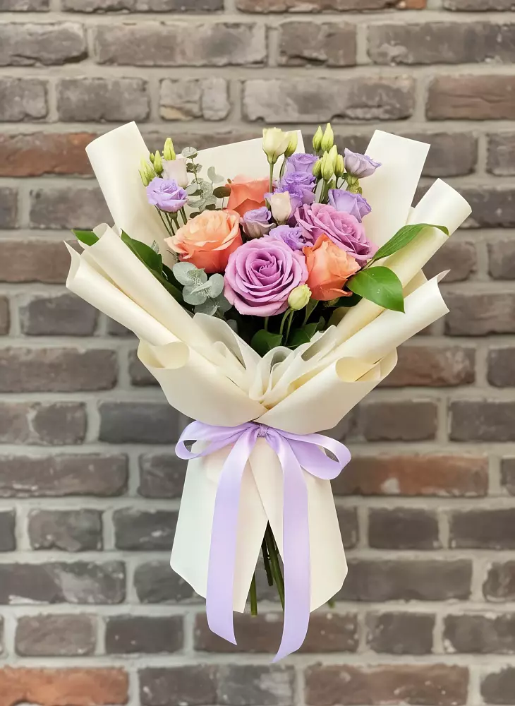 Букет цветов из: Лизиантусы и Розы в Гостилицы