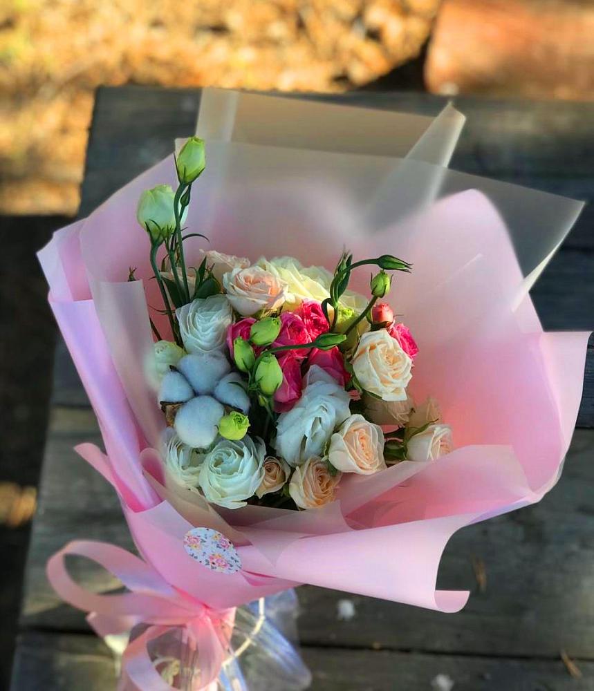 Букет цветов из: Розы и Лизиантусы в Гостилицы