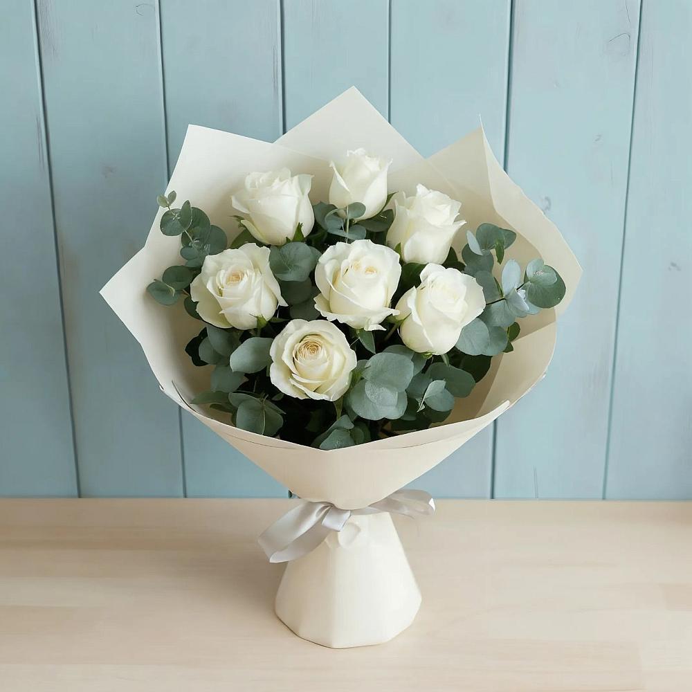 Букет Белые розы в Эвкалипте в Гостилицы