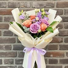 Букет цветов из:  Лизиантусы и Розы в Гостилицы