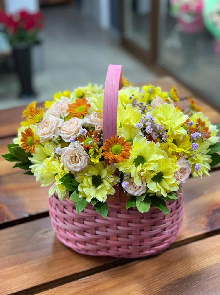 Цветочная композиция из Хризантемы и Розы в корзине в Гостилицы
