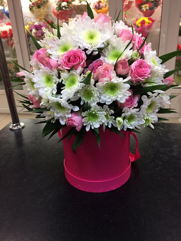 Цветочная композиция из Розы и Хризантемы в шляпной коробке в Гостилицы