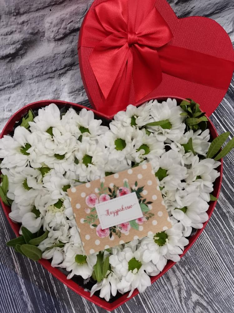 Цветочная композиция из Хризантемы в виде сердца в Гостилицы