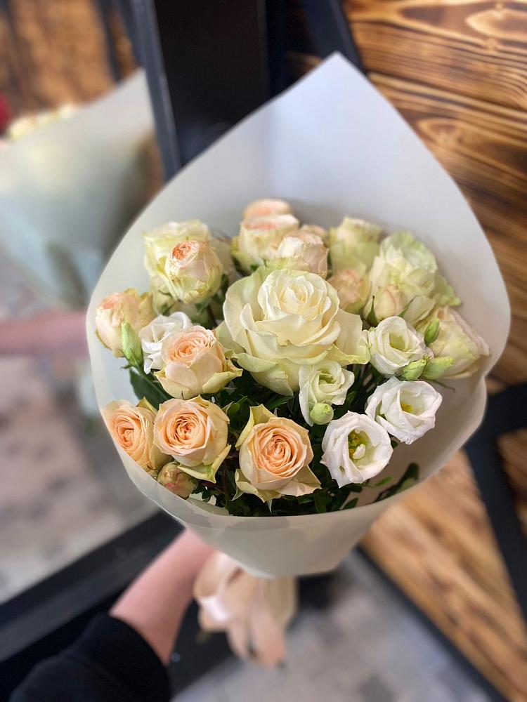 Букет цветов из: Розы и Лизиантусы в Гостилицы