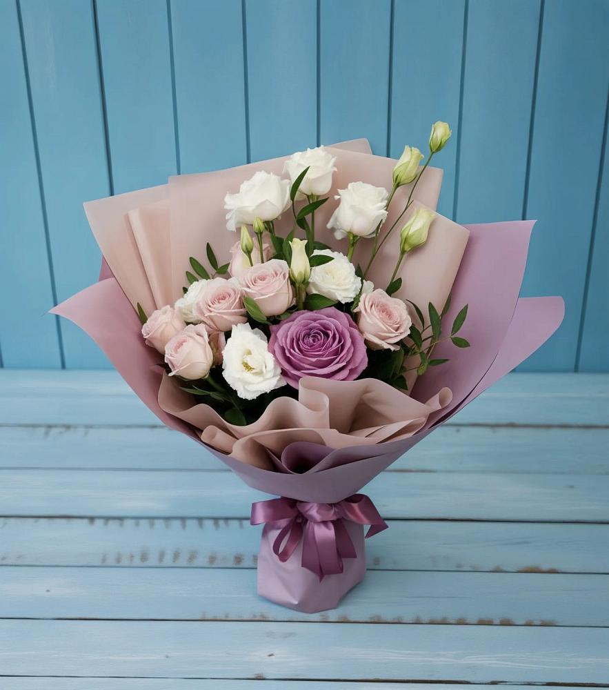 Букет цветов из: Розы и Лизиантусы в Гостилицы